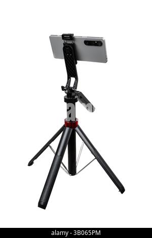 Configurazione del cavalletto con smartphone montato orizzontalmente, include testina regolabile e otturatore Bluetooth rimovibile per riprese o vlogging Foto Stock