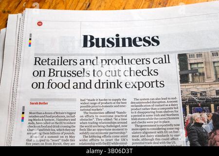 "I rivenditori e i produttori invitano Bruxelles a tagliare i controlli sulle esportazioni di alimenti e bevande" testata del quotidiano Guardian Business article 19 aprile 2025 Londra Regno Unito Foto Stock