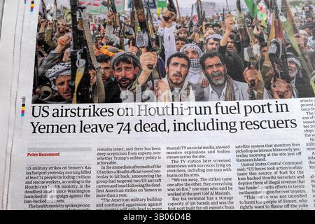 "Gli attacchi aerei STATUNITENSI al porto di carburante gestito da Houthi nello Yemen lasciano 74 morti, compresi i soccorritori", il quotidiano The Guardian, titolo sull'istruzione degli Stati Uniti, articolo 19 aprile 2025 Regno Unito Foto Stock