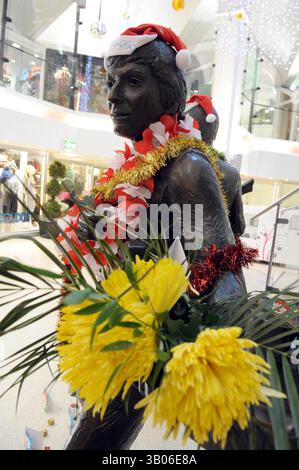 8 dicembre 2010 - Liverpool, Merseyside, Regno Unito - Vigilia di preghiera presso la statua dei Beatles a Cavern Walks, Mathew Street, Liverpool dove il reverendo Brookes ha condotto preghiere in onore dei 30 anni trascorsi da quando John Lennon è stato ucciso a New York. (Immagine di credito: © Mercury Press/ZUMAPRESS.com) Foto Stock