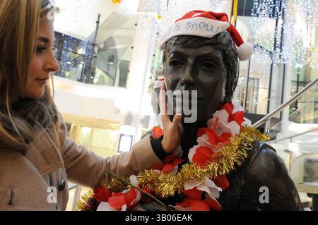 8 dicembre 2010 - Liverpool, Merseyside, Regno Unito - Vigilia di preghiera presso la statua dei Beatles a Cavern Walks, Mathew Street, Liverpool dove il reverendo Brookes ha condotto preghiere in onore dei 30 anni trascorsi da quando John Lennon è stato ucciso a New York. Nella foto è raffigurata la fan dei Beatles Natalie Stuart, 21 anni, di Liverpool che baciano il volto di John Lennon (Credit Image: © Mercury Press/ZUMAPRESS.com) Foto Stock