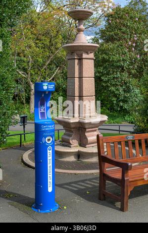 Un moderno rubinetto d'acqua scozzese accanto alla fontana commemorativa Peter Walker del 1906 nel parco pubblico Botanic Gardens, Glasgow, Scozia, Regno Unito, Europa Foto Stock