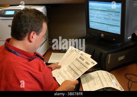 13 dicembre 2010 - BOGOTÃ . COLOMBIA - instalaciones de la DIAN en la Avenida El Dorado donde se encuentra uno de los puntos autorizados para diligenciar el RUT. (Immagine di credito: © El Tiempo/GDA/ZUMAPRESS.com) Foto Stock
