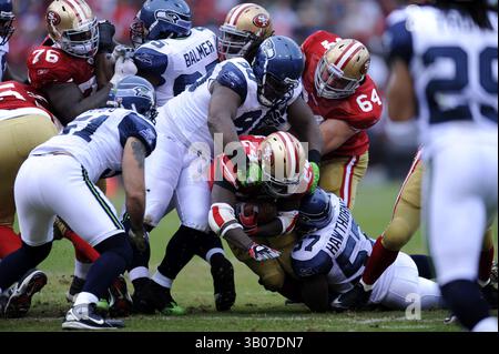 12 dicembre 2010 - San Francisco, California, Stati Uniti - Anthony Dizon dei San Francisco 49er's viene placcato durante una vittoria del 40-20 sui Seattle Seahawks al Candlestick Park il 12 dicembre 2010.(Credit Image: © John Pyle/Cal Sport Media/ZUMAPRESS.com) Foto Stock