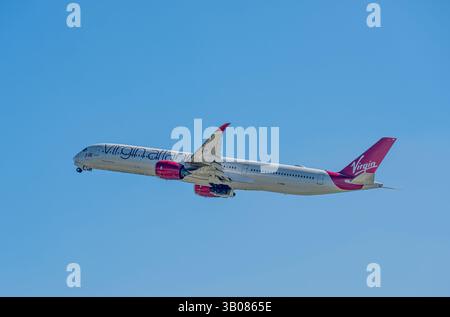 MANCHESTER, Regno Unito, 20 APRILE 2025: Virgin Atlantic Airbus A350 in partenza dall'aeroporto di Manchester. Foto Stock