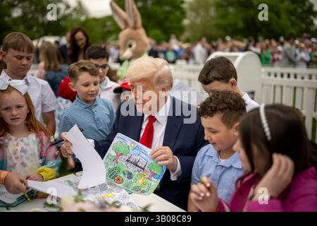 21 aprile 2025, Washington, District of Columbia, USA: Il presidente Donald Trump colora con i bambini al White House Easter Egg Roll, lunedì 21 aprile 2025, sul South Lawn. (Foto di Daniel Torok). (Credit Image: © White House/ZUMA Press Wire) SOLO PER USO EDITORIALE! Non per USO commerciale! Foto Stock