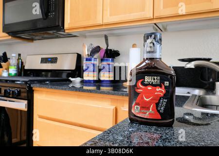 Bottiglia di plastica di salsa barbecue Bull's-Eye Hickory Smoke Flavor su un bancone della cucina; salsa barbecue creata e distribuita da Kraft Heinz Foods. Foto Stock