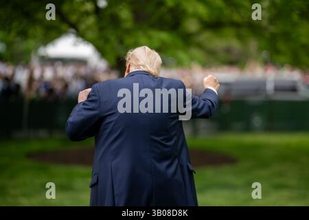 21 aprile 2025, Washington, District of Columbia, USA: Il presidente Donald Trump balla durante il White House Easter Egg Roll on the South Lawn, lunedì 21 aprile 2025. (Foto di Daniel Torok). (Credit Image: © White House/ZUMA Press Wire) SOLO PER USO EDITORIALE! Non per USO commerciale! Foto Stock
