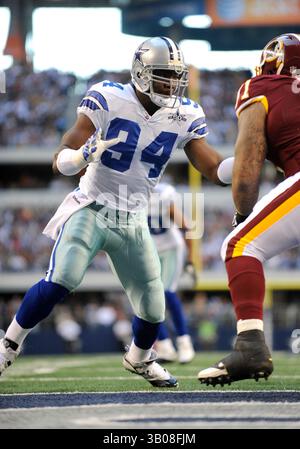 19 dicembre 2010: Il linebacker dei Dallas Cowboys DeMarcus Ware n. 94 durante una partita di football NFL tra i Dallas Cowboys e i Washington Redskins al Cowboys Stadium di Arlington, Texas Dallas sconfisse Washington 33-30(Credit Image: © Albert pena/Cal Sport Media/ZUMAPRESS.com) Foto Stock