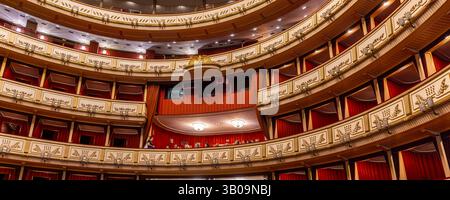 Vienna, Austria - 8 settembre 2024: Interni del Teatro dell'Opera di Vienna a Vienna in Austria Foto Stock