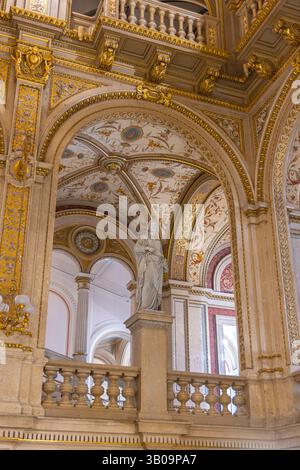 Vienna, Austria - 8 settembre 2024: Atrio e loggia del Teatro dell'Opera di Vienna a Vienna in Austria Foto Stock