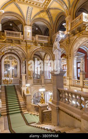 Vienna, Austria - 8 settembre 2024: Atrio e loggia del Teatro dell'Opera di Vienna a Vienna in Austria Foto Stock