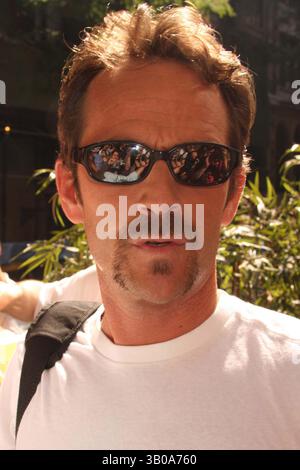 6 luglio 2008 - New York, New York, Stati Uniti - LUKE PERRY DOPO AVER GIRATO ''LIVE WITH REGIS AND KELLY'' FUORI DAGLI ABC STUDIOS A NEW YORK New YORK IL 07-03-2008. / 2008..K58698HMC(immagine di credito: © Henry McGee/Globe Photos/ZUMAPRESS.com) Foto Stock