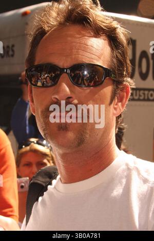 6 luglio 2008 - New York, New York, Stati Uniti - LUKE PERRY DOPO AVER GIRATO ''LIVE WITH REGIS AND KELLY'' FUORI DAGLI ABC STUDIOS A NEW YORK New YORK IL 07-03-2008. / 2008..K58698HMC(immagine di credito: © Henry McGee/Globe Photos/ZUMAPRESS.com) Foto Stock