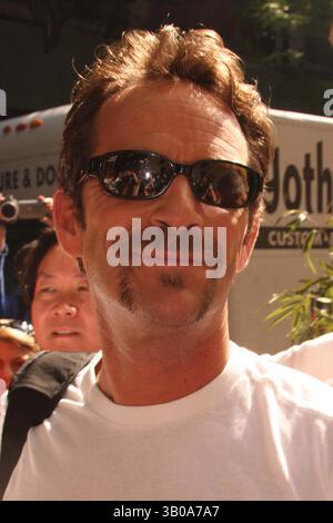 6 luglio 2008 - New York, New York, Stati Uniti - LUKE PERRY DOPO AVER GIRATO ''LIVE WITH REGIS AND KELLY'' FUORI DAGLI ABC STUDIOS A NEW YORK New YORK IL 07-03-2008. / 2008..K58698HMC(immagine di credito: © Henry McGee/Globe Photos/ZUMAPRESS.com) Foto Stock