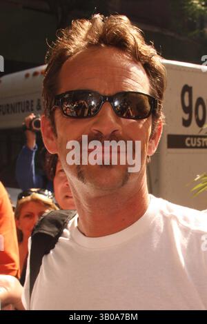 6 luglio 2008 - New York, New York, Stati Uniti - LUKE PERRY DOPO AVER GIRATO ''LIVE WITH REGIS AND KELLY'' FUORI DAGLI ABC STUDIOS A NEW YORK New YORK IL 07-03-2008. / 2008..K58698HMC(immagine di credito: © Henry McGee/Globe Photos/ZUMAPRESS.com) Foto Stock
