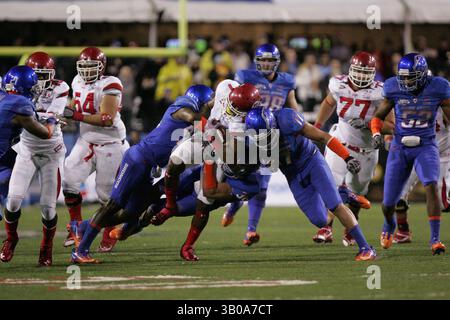 2010 DEC 22: Aaron Tevis (36), Jeron Johnson (23) e Winston Venable (17) affrontano il traballante Smithson (1) dello Utah durante la partita di football NCAA del Maaco Las Vegas Bowl 2010 tra Boise State e Utah al Sam Boyd Stadium di Las Vegas, Nevada. Boise State ha vinto 26-3. Anche DeVonte Christopher (10, all'estrema sinistra), Tevita Stevens (54), Zane Taylor (77), Jamar Taylor (21) di Boise State, Derrell Acrey (52), Shea McClellin (92) e Ryan Winterswyk (98) sono ritratti (immagine di credito: © Josh Holmberg/Cal Sport Media/ZUMAPRESS.com) Foto Stock