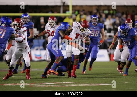 2010 DEC 22: Aaron Tevis (36) di Boise State e Jeron Johnson (23) affrontano il traballante Smithson (1) dello Utah durante la partita di football NCAA del Maaco Las Vegas Bowl 2010 tra Boise State e Utah al Sam Boyd Stadium di Las Vegas, Nevada. Boise State ha vinto 26-3. Anche DeVonte Christopher (10, all'estrema sinistra), Tevita Stevens (54), Zane Taylor (77), Jamar Taylor (21) di Boise State, Derrell Acrey (52), Shea McClellin (92) e Ryan Winterswyk (98) sono ritratti (immagine di credito: © Josh Holmberg/Cal Sport Media/ZUMAPRESS.com) Foto Stock