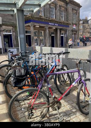 Biciclette presso il centro di stoccaggio delle biciclette, fuori dalla stazione ferroviaria di Haymarket, Edimburgo, Scozia Foto Stock