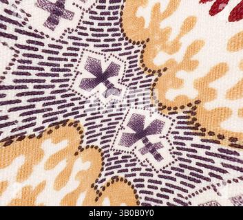 Una vista ravvicinata che mostra un motivo intricato caratterizzato da forme geometriche e disegni floreali, che fonde colori caldi e linee a contrasto per un effetto visivo sorprendente. Tessuto circolare dal design intricato con motivi floreali, forme geometriche e una vivace tavolozza di colori, che presenta un mix di crema, senape e ricche tonalità Bordeaux. Arte classica con un tocco moderno reinventata da Artotop, tessuti francesi trasformati, prima metà del XIX secolo, arte classica con un tocco moderno reinventata da Artotop Foto Stock
