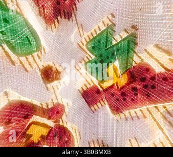 Una vista astratta di motivi colorati che presentano verdi, gialli e rossi, intrecciati con texture chiare che creano un senso di profondità e movimento. Il design evoca un'atmosfera giocosa e festosa. Un design circolare caratterizzato da un motivo giocoso di forme astratte in colori vivaci, intervallato da note di texture e variazioni di tono. La disposizione crea un effetto visivamente dinamico e stravagante. Arte classica con un tocco moderno reinventata da Artotop, tessuti francesi trasformati, prima metà del XIX secolo, arte classica con un tocco moderno reinventata da Artotop Foto Stock