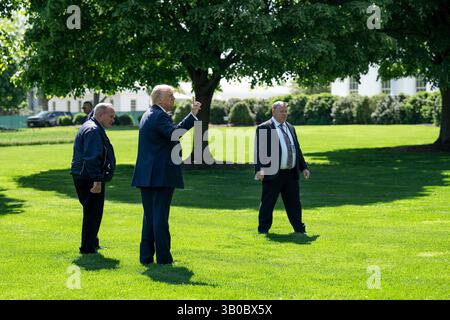 Washington, Stati Uniti. 23 aprile 2025. U. Il presidente Donald Trump, al centro, accanto a Dale Haney, capo della Guardia Bianca, a sinistra, individua potenziali luoghi per due pali di bandiera alti 100 metri sul North Lawn of the White House, 23 aprile 2025 a Washington, DC Credit: Joyce Boghosian/White House Photo/Alamy Live News Foto Stock