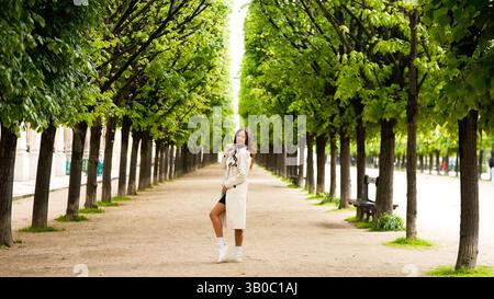 Tranquilla passeggiata primaverile vicino al Palais Royal Paris Foto Stock