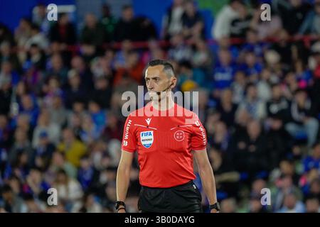 Getafe, Spagna. 23 aprile 2025. Getafe, Madrid, Spagna, 23 aprile 2025 Jose Maria Sanchez Martinez, arbitro internazionale spagnolo, durante la partita di la Liga tra Getafe CF e Real Madrid all'Estadio El Coliseum di Getafe, Madrid, Spagna (Andres Lopez Sheridan /SPP) credito: SPP Sport Press Photo. /Alamy Live News Foto Stock