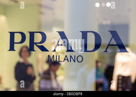 Venezia, Italia - 20 aprile 2025: Vetrina logo della boutique Prada Milano con riflessi interni Foto Stock