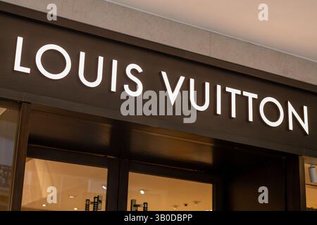 Venezia, Italia - 20 aprile 2025: Insegna illuminata del negozio Louis Vuitton all'ingresso della boutique di lusso Foto Stock
