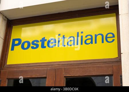 Venezia, Italia - 20 aprile 2025: Cartello Poste italiane all'ingresso dell'ufficio postale nazionale della città storica Foto Stock