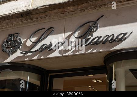 Venezia, Italia - 20 aprile 2025: Ingresso boutique di loro piana con marchio e stemma Foto Stock