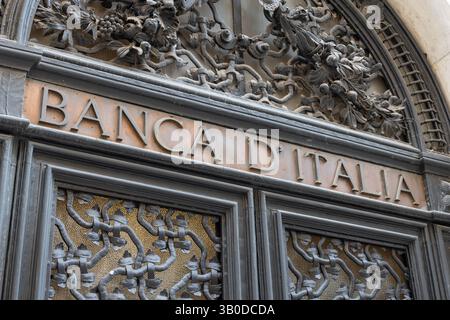 Venezia, Italia - 20 aprile 2025: Vista ravvicinata del cartello della Banca d Italia con decorazioni in ferro battuto a Venezia Foto Stock