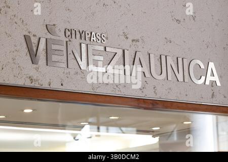 Venezia, Italia - 20 aprile 2025: Ingresso ufficiale dell'ufficio informazioni turistiche Venezia unica City Pass Foto Stock