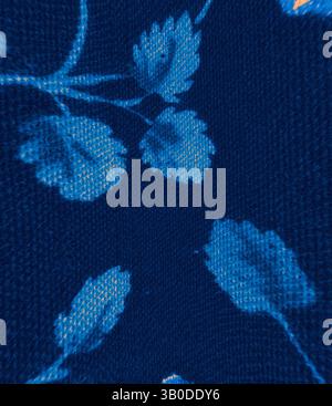 Vista ravvicinata di un tessuto caratterizzato da un motivo dettagliato di foglie, elegantemente intrecciate su uno sfondo vivace. Il design presenta texture e forme sfumate, creando un intricato interesse visivo. Un vivace motivo floreale con fiori e foglie blu su uno sfondo blu scuro, accentuato da sfumature di arancio. Il design evoca un senso di eleganza e freschezza. Arte classica con un tocco moderno reinventata da Artotop, tessuti francesi trasformati, prima metà del XIX secolo, arte classica con un tocco moderno reinventata da Artotop Foto Stock