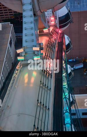 Ruota panoramica a rulli alti di notte con antenna con luci a LED Foto Stock