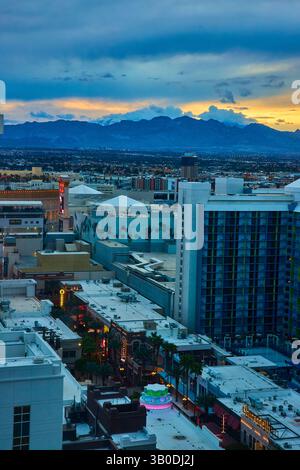 Volo panoramico della vita notturna di Las Vegas Neon al tramonto Foto Stock
