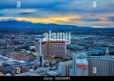 Volo dello skyline di Las Vegas al tramonto con Mirage e Harrahs Foto Stock