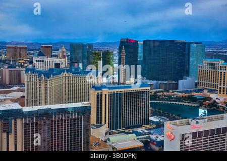 Volo della Torre Eiffel di Las Vegas e della Strip di Parigi al tramonto Foto Stock