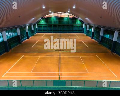 Phuket, Thailandia - 15 marzo 2025: Vista aerea dei campi da tennis in terra battuta al Dome Tennis Club di Phuket, Thailandia. Foto Stock