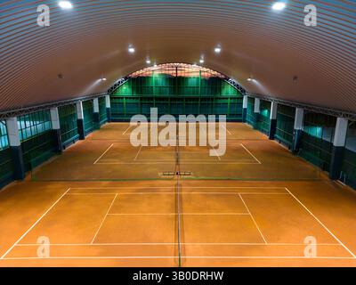 Phuket, Thailandia - 15 marzo 2025: Vista aerea dei campi da tennis in terra battuta al Dome Tennis Club di Phuket, Thailandia. Foto Stock