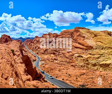 Desert Road attraverso le formazioni di arenaria rossa nella Moapa Valley Aerial Foto Stock