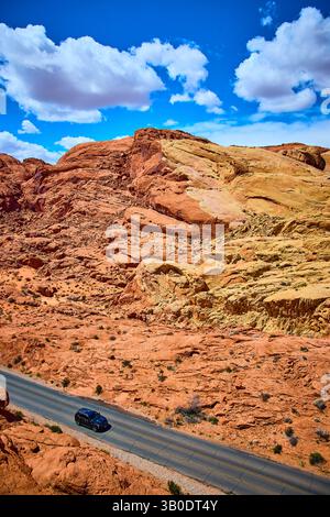 Volo in SUV su strada attraverso il vibrante paesaggio del deserto della Valle del fuoco Foto Stock
