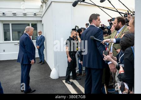 Il presidente Donald Trump parla ai membri dei media al di fuori della Casa Bianca, mercoledì 23 aprile 2025. (Foto ufficiale della Casa Bianca di Joyce N. Boghosian) Foto Stock