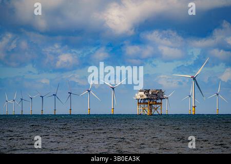 Foto del file datata 26/07/22 di Gwynt y Mor, il secondo parco eolico offshore al mondo, situato a 13 miglia al largo della baia di Liverpool, al largo della costa del Galles del Nord. Sir Keir Starmer ha annunciato un finanziamento di 300 milioni di sterline per le catene di approvvigionamento eolico offshore nazionali come parte di una spinta per garantire investimenti di energia pulita nel Regno Unito. Data di pubblicazione: Giovedì 24 aprile 2025. Foto Stock