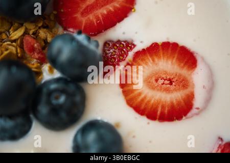 Bacche fresche e Granola in yogurt Vista ravvicinata Foto Stock