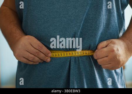 Girovita con metro giallo in camicia blu Foto Stock