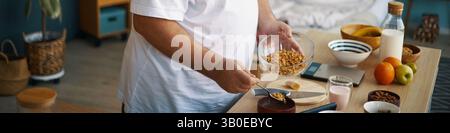 Preparare una sana colazione con ingredienti freschi Foto Stock