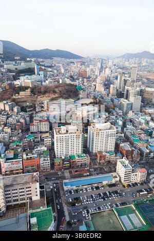 Busan, Corea del Sud - 14 marzo 2018: Vista ad alto angolo di un paesaggio urbano che mostra edifici, strade e colline circostanti sotto un cielo limpido Foto Stock