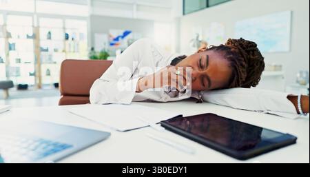 Dipendente, sbadigliato e donna d'affari con burnout, stanco e stanchezza per lavorare con un notebook in ufficio. Addormentato, ragazza e persona creativa con workaholic Foto Stock